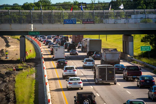 Freeway konstruktion trafik — Stockfoto
