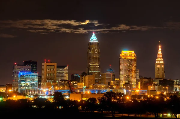 Cleveland měsíc v mracích — Stock fotografie