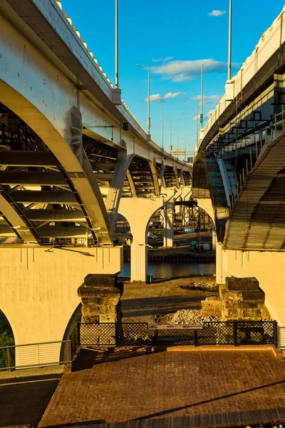 Под мостом на автостраде — стоковое фото