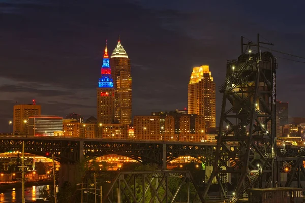 Glödande downtown Cleveland i skymningen — Stockfoto