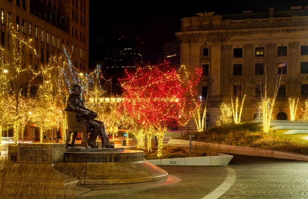 Kerstmis rond het standbeeld van de burgemeester — Stockfoto