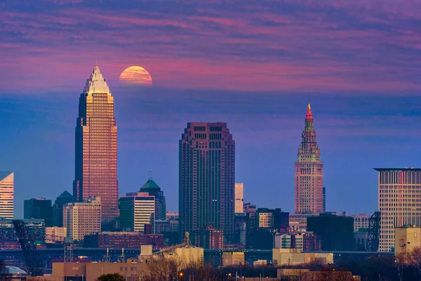 Lune de Cleveland dans les nuages Photos De Stock Libres De Droits