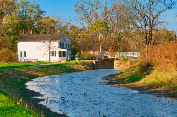 Canal and lock — Stock Photo, Image