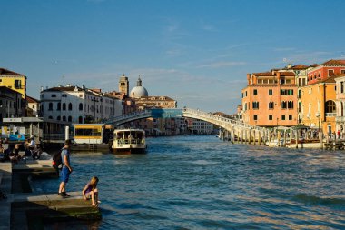 Büyük Kanal 'da bekliyor.