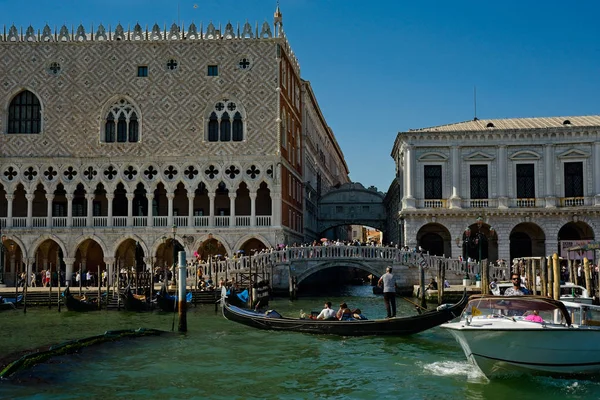 Multitud ante palacio ducal en Venecia — Foto de Stock