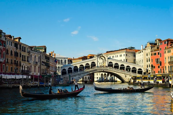 Dos góndolas y puente de Rialto — Foto de Stock