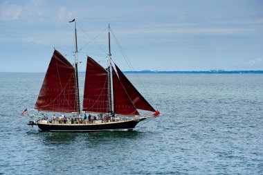 Cleveland, Oh - 11 Temmuz 2019: İç Denizler 'deki uzun gemi Erie Gölü' ne doğru yelken açıyor doğu kıyı şeridi 2019 Uzun Gemi Festivali 'nde görülebiliyor..