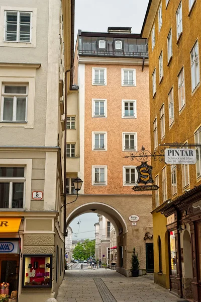 Salzburg Österrike Maj 2019 Pittoresk Valvgång Dreifaltigkeitsgasse Trinity Lane Markerar — Stockfoto