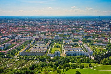 Münih, Almanya, yüksek bir yerden, Alpler ufukta belirsizken