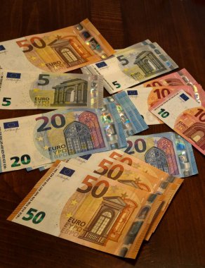 Masada çeşitli mezheplerden oluşan bir Avro koleksiyonu