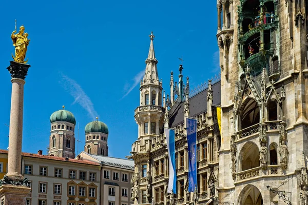 Marienplatz Munich Alemania Con Las Neues Rathaus Glockenspiel Virgen Niño — Foto de Stock