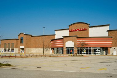 MACEDONIA, OH, ABD - 25 Mart 2020: Kapalı bir Cinemark sineması boş bir otoparka bakıyor; kapatma, hükümetin zorunlu kıldığı Coronavirus acil durum tedbirlerinin bir parçası.