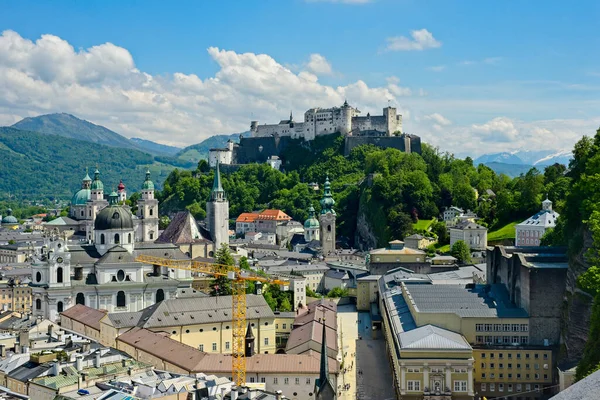 Den Klassiska Utsikten Över Salzburg Österrike Med Festung Hohensalzburg Tittar — Stockfoto