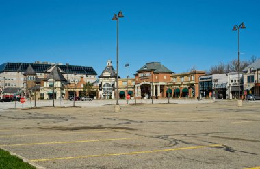 3 Nisan 2020: Cleveland Ohio banliyösündeki bir alışveriş merkezindeki dükkanlar ve işletmeler COVID-19 salgını sırasında kapatılmıştır..