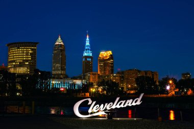 CLEVELAND, OH - 4 Ekim 2019: Cleveland tabelalarının en yenisi Cuyahoga Nehri 'nin karşısındaki şehir merkezindeki ufuk çizgisinde duruyor..