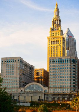 CLEVELAND, OH - 4 Ekim 2019: 1990 'lardan beri şehir merkezinde bulunan Tower City Center, arkasında Terminal Tower' ın yükseldiği nehir kıyısına bakıyor..