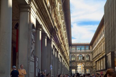 FLORENCE, ITALY - 31 Mayıs 2019: Kalabalık ünlü Uffizi Galerisi 'nin iç avlusunda, Batı dünyasının en ünlü sanat eserlerinden bazılarını görmek için fırsat kolluyor.