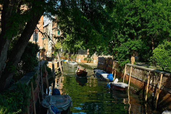 Venecia Italia Junio 2019 Dos Pequeñas Embarcaciones Hacen Camino Por — Foto de Stock