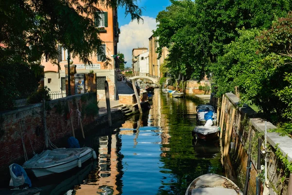 Venecia Italia Junio 2019 Barcos Bordean Canal Tranquilo Venecia Derecha — Foto de Stock