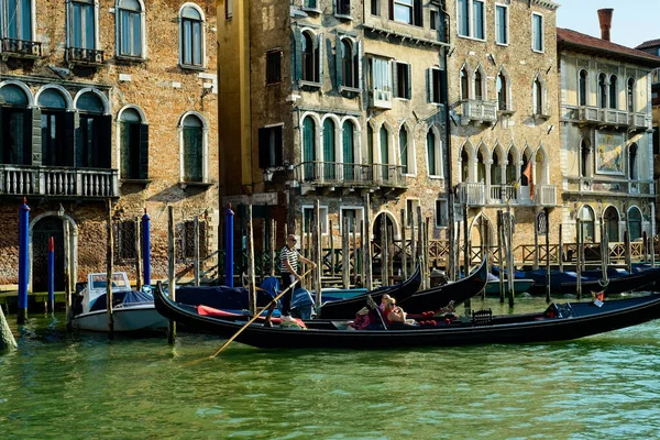 Venice Itálie Června 2019 Gondoliér Bere Pár Turistů Výlet Velkém — Stock fotografie