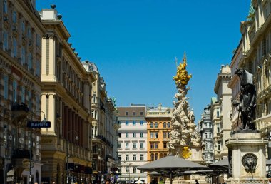 Vienna, AUSTRIA - 3 Haziran 2019: Şehrin göbeğinde geniş bir yaya bulvarı olan Graben, veba anıtı (Pestsaule) ve St. Leopoldsbrunnen 'e adanmış bir çeşme olan Leopoldsbrunnen' e ev sahipliği yapar..