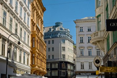 VIENNA, AUSTRIA - 3 Haziran 2019: Avusturya başkentinin merkezindeki (burada Kohlmarkt ve Graben 'in köşesindeki) bazı uluslararası moda mağazaları.