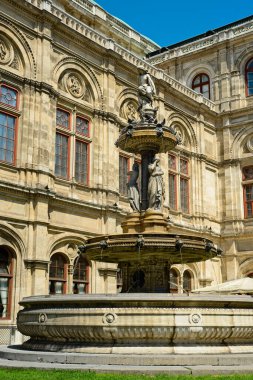 Vienna, AUSTRIA - 4 Haziran 2019: Opernbrunnen veya Opera Pınarı, Halka 'daki Devlet Opera Binası' nın dışında yer alır. Devlet Operası dünyanın en prestijli opera salonlarından biridir..