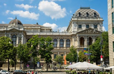 VIENNA, AUSTRIA - 4 Haziran 2019: Viyana Üniversitesi 'nin ana binasına bakınız; 1365 yılında kurulmuş olup, Almanca konuşulan dünyanın en eski üniversitesidir..
