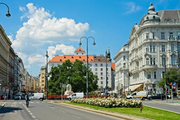 Vienna Austria Haziran 2019 Zarif Eski Binalar Renkli Çiçeklikler Şehir — Stok fotoğraf