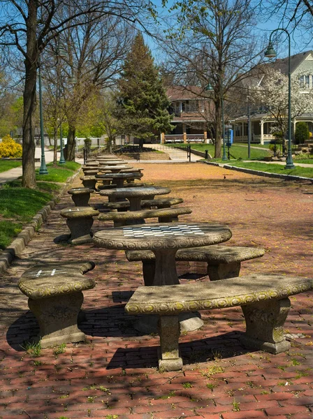 Une Rangée Tables Pierre Occupe Une Vieille Rue Brique Côté — Photo