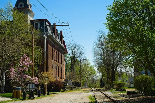 Une Ancienne Voie Ferrée Encore Utilisée Occasionnellement Longe Les Bâtiments — Photo