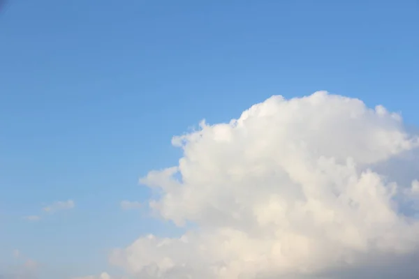 这是一张蓝色的天空和白色的积雨云像仲夏的照片 图库照片