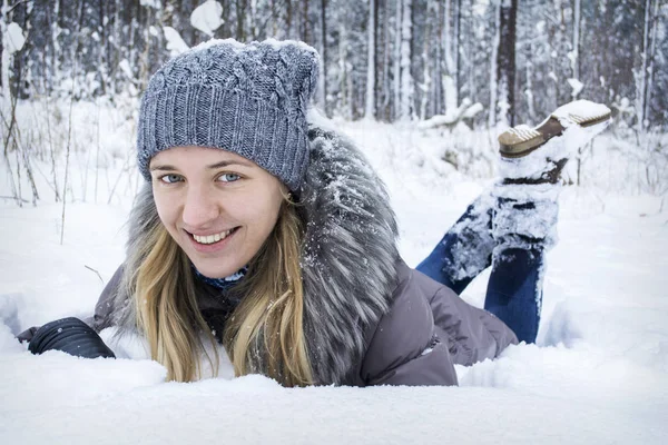 Inverno na floresta deitado na neve menina bonita . — Fotografia de Stock