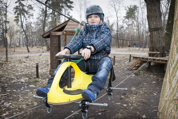 Vår pojke på linbanan. — Stockfoto