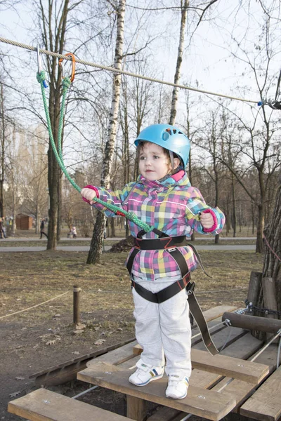 Na jaře je dívka bojí jít na lanovce.. — Stock fotografie