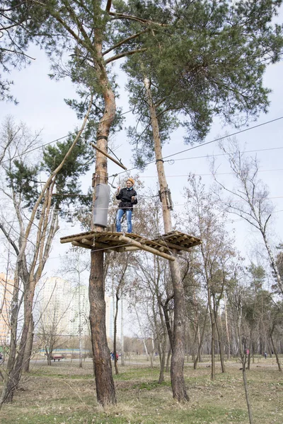 Menina de primavera no teleférico . — Fotografia de Stock