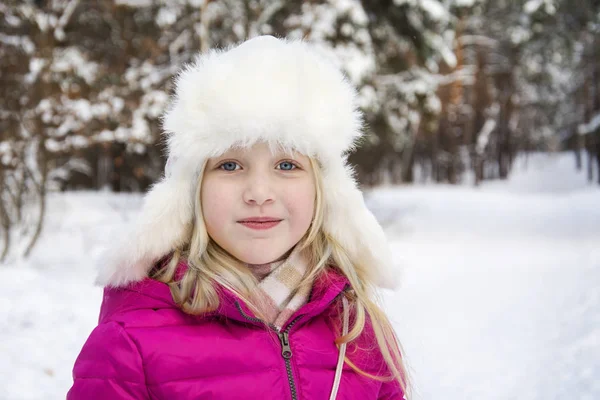 V zimě zasněžené borovice lesní hraje krásná děvčá — Stock fotografie