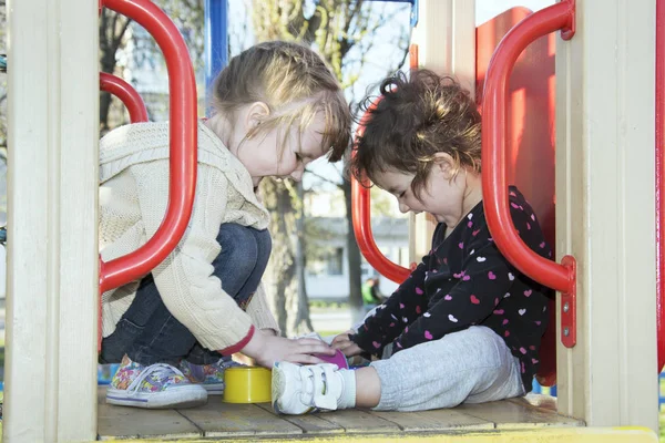 In de zomer zijn twee kleine meisjes blij vriendinnen spelen op — Stockfoto