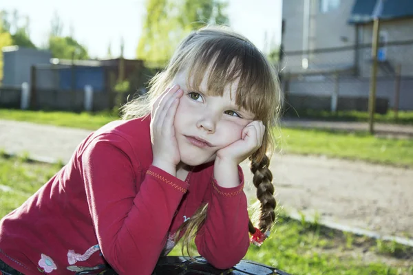 Printemps dans la rue petite fille conçu offensé . — Photo