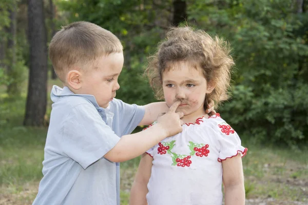 In the summer in the woods two little soiled in the mud baby boy — Stock Photo, Image