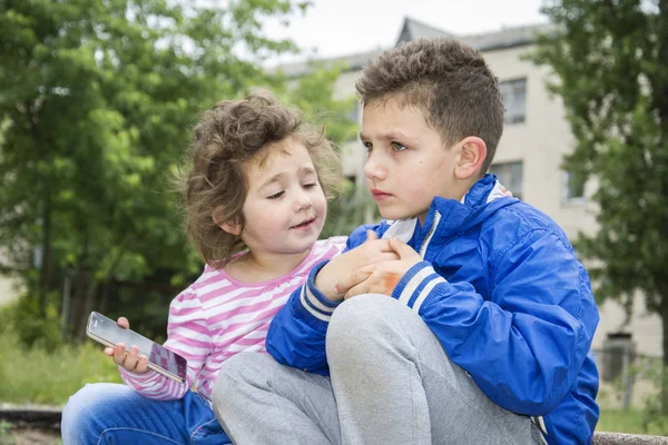 夏公園縮れ毛の少年で腕の悪い彼を示しています、 — ストック写真