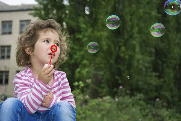 Sommer im Park sitzend auf den Stufen des kleinen Mädchens und b — Stockfoto