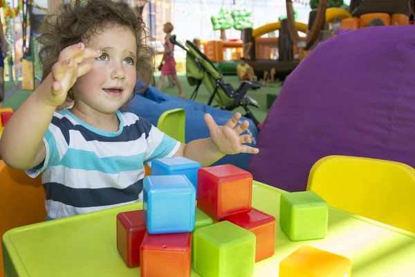 Little girl is playing with dice. — Stock Photo, Image