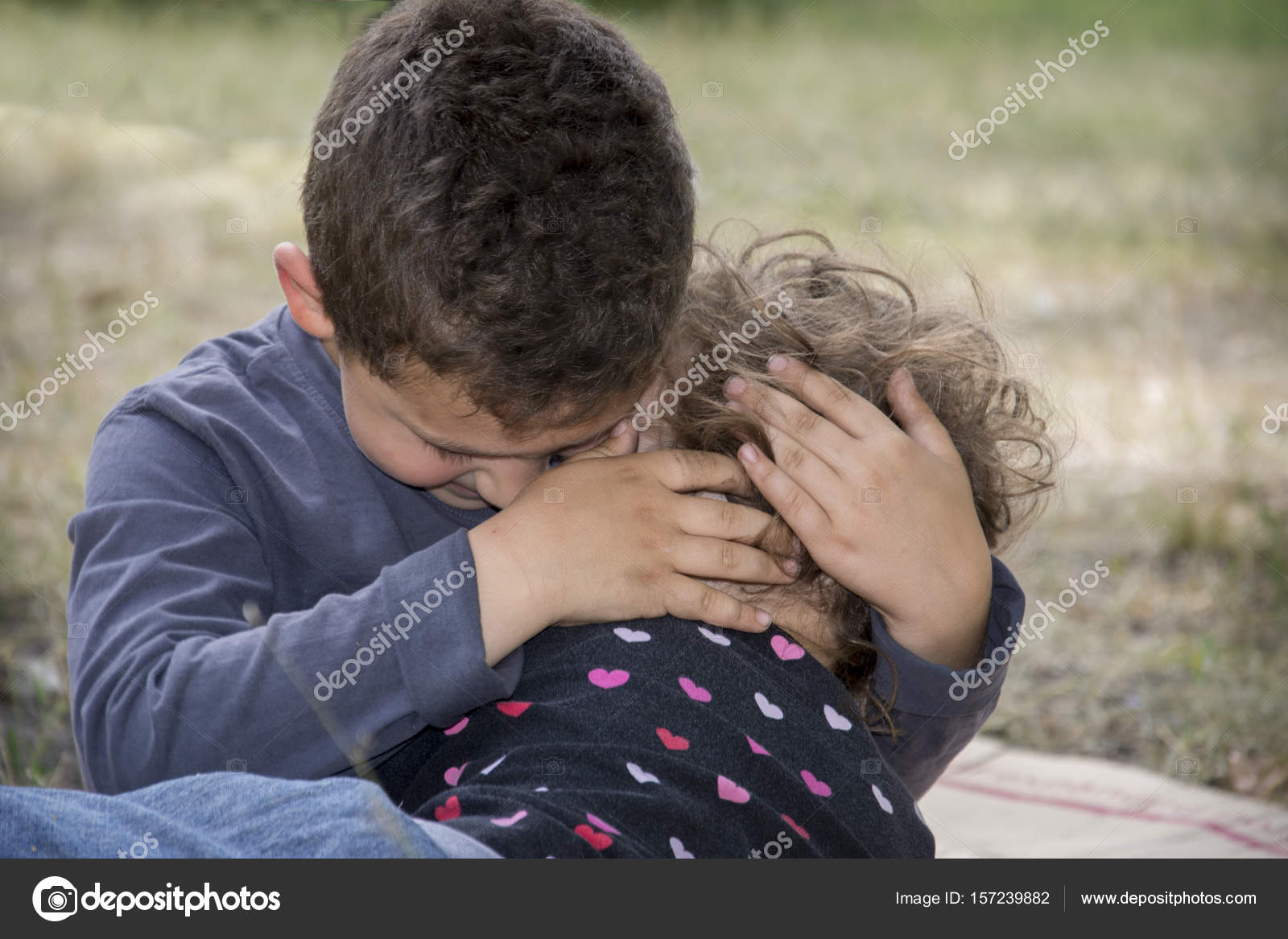 Доброта к другому человеку. Фотосессия двух братьев. Брат и сестра картинки. Дети помогают друг другу. Дружба двух мальчиков.