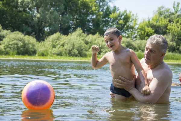 I sommar, på en solig dag på floden, lära farfar — Stockfoto