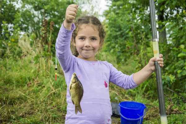 En el verano en una niña pescadora atrapó una gran carpa . — Foto de Stock