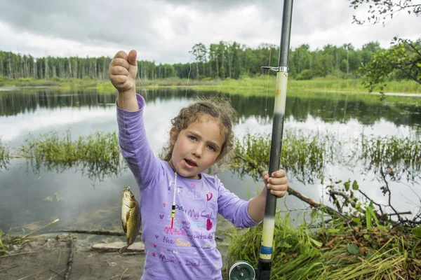 En el verano en una niña pescadora atrapó una gran carpa . — Foto de Stock