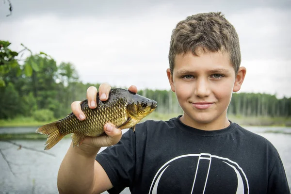 En el verano en una pesca poco boyl atrapado una gran carpa . —  Fotos de Stock