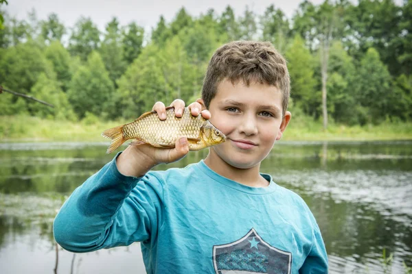 Nell'estate su un piccolo boyl di pesca prese una grande carpa . — Foto Stock