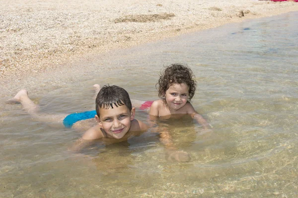 Yaz aylarında iyi huylu sevimli küçük kız ve erkek kardeşim l — Stok fotoğraf